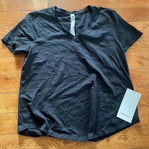 NWT Lululemon Love V-Neck T-shirt Size 8 BLK Black